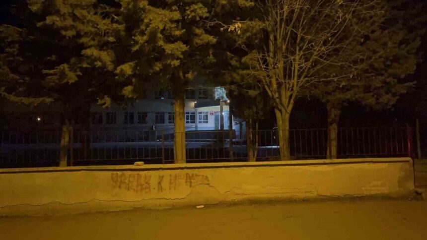 Eskişehir’de okul bahçesinde babayı dövüp 17 yaşındaki oğlunu bıçaklayan 3 kişi tutuklandı. Eskişehir’de okul bahçesinde babayı dövüp 17 yaşındaki oğlunu bıçaklayan 3 kişi tutuklandı.