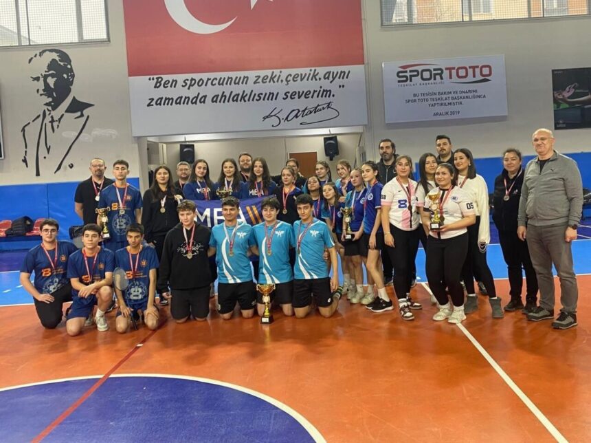 Eskişehir’de Okullar Arası Badminton İl Birinciliği Müsabakaları Ödül Töreni ile Sonuçlandı