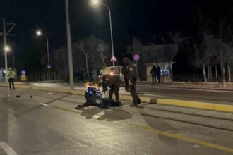 Eskişehir’de bir otomobilin tramvaydan inen yayalara çarpması sonucu 3 kişi hayatını kaybetti. Sürücü kaçtı.