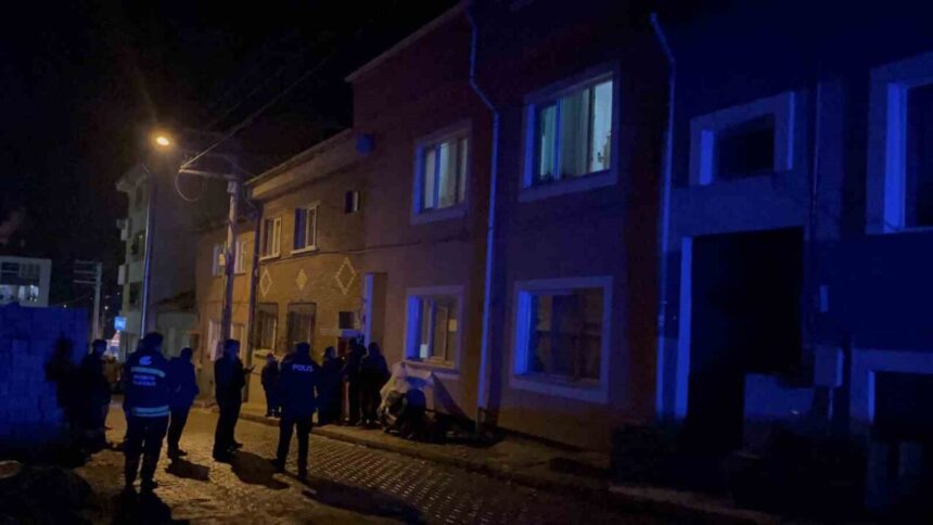 Eskişehir’de üçüncü kattan düşen kişi ağır yaralandı. Eskişehir’de üçüncü kattan düşen kişi ağır yaralandı.