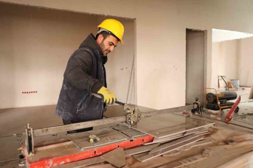 Eskişehir’de inşaat işçileri soğuk havalara karşı ısıtma önlemleri alıyor. Eskişehir’de inşaat işçileri soğuk havalara karşı ısıtma önlemleri alıyor.