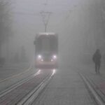 Eskişehir’de yoğun sis, kenti beyaz bir örtüyle kaplayarak etkileyici manzaralar oluşturdu.