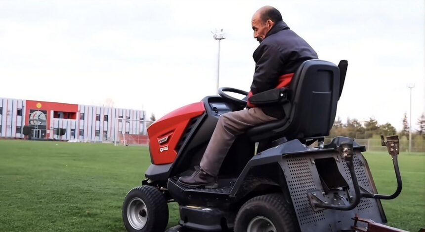 Eskişehirspor, kulübün uzun yıllar hizmet etmiş emektarı Sedat Özten’in hayatını kaybettiğini açıkladı. Eskişehirspor, kulübün uzun yıllar hizmet etmiş emektarı Sedat Özten’in hayatını kaybettiğini açıkladı.