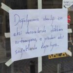 Soğuk Havalarda Doğalgazsız Terzi Dükkanı Kapalı, Camda Dikkat Çeken Yazı Bulundu
