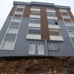 Kahramanmaraş’ta yağışlar sonrası istinat duvarı çöktü, müstakil evde yaşayan kişi deprem zannetti.