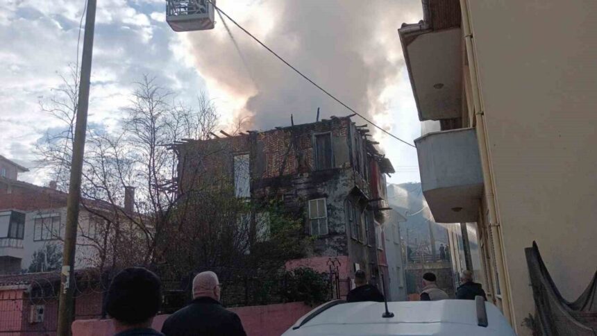 Karamürsel’de 3 katlı evde elektrikli sobadan çıkan yangın ev sahibini uykusundan uyanarak kurtardı.