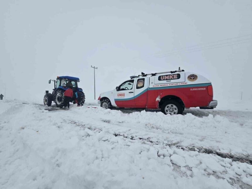Diyarbakır’da doğum sancısı çeken kadın evde doğum yaptı, anne ve bebek kar nedeniyle kurtarıldı.