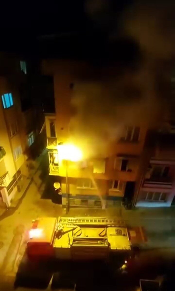 Bursa’da bir binanın balkonunda çıkan yangın nedeniyle mahalle sakinleri sokağa döküldü.