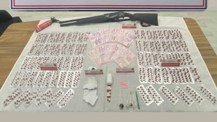 Kırıkkale’de uyuşturucu operasyonunda şüpheli tutuklandı, çok sayıda yasadışı madde ele geçirildi. Kırıkkale’de uyuşturucu operasyonunda şüpheli tutuklandı, çok sayıda yasadışı madde ele geçirildi.