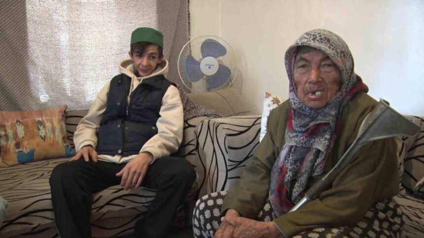 Antalya’da Tarık Bakır, sokakta kalan arkadaşına evini açtı; arkadaş, yaşlı kadını bırakarak kayıplara karıştı. Antalya’da Tarık Bakır, sokakta kalan arkadaşına evini açtı; arkadaş, yaşlı kadını bırakarak kayıplara karıştı.