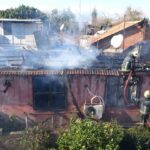 Antalya’da gecekonduda çıkan yangında ev imara elverişsiz hale geldi, küçük kız olayın şokunu yaşadı.