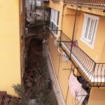 Eyüpsultan’da İstinat Duvarı Yağışla Çöktü, Girişteki Dairede Hasar Oluştu