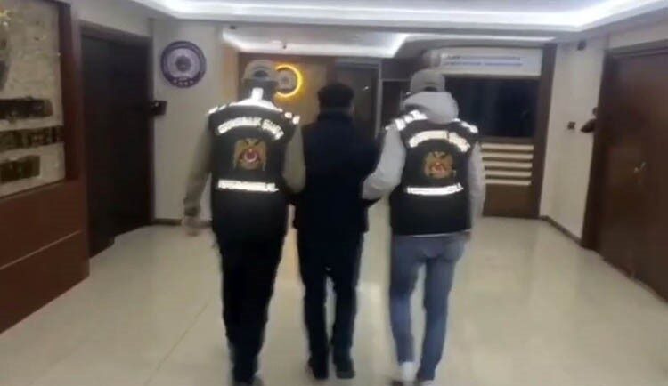 Gazeteci Fatih Ergin, sosyal medyada yaptığı paylaşım sonrası halkı yanıltıcı bilgiyi yayma suçundan gözaltına alındı. Gazeteci Fatih Ergin, sosyal medyada yaptığı paylaşım sonrası halkı yanıltıcı bilgiyi yayma suçundan gözaltına alındı.