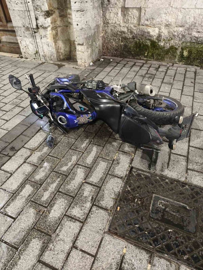 Fatih’te iş yerine silahlı saldırı düzenleyen 4 şüpheli yakalandı, aralarında 2 çocuk var. Fatih’te iş yerine silahlı saldırı düzenleyen 4 şüpheli yakalandı, aralarında 2 çocuk var.