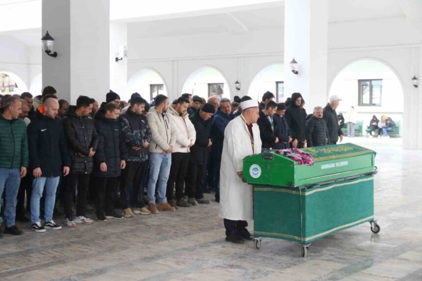 Eskişehir’de trafik kazasında hayatını kaybeden 14 yaşındaki Ayşegül Seliti gözyaşlarıyla defnedildi.