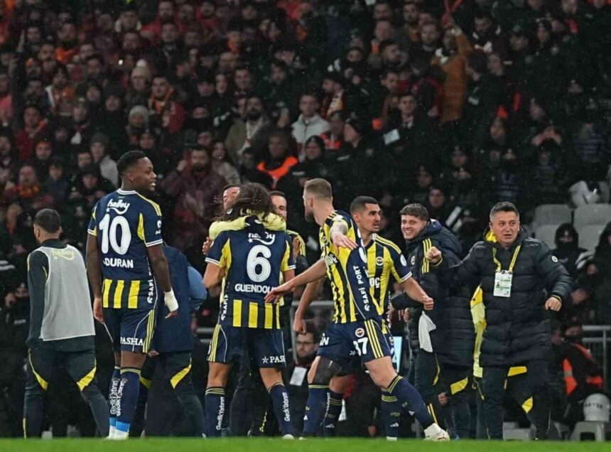 Fenerbahçe, Süper Kupa finalinde Galatasaray’ı 2-0 yenerek 4. kez şampiyon oldu. Fenerbahçe, Süper Kupa finalinde Galatasaray’ı 2-0 yenerek 4. kez şampiyon oldu.