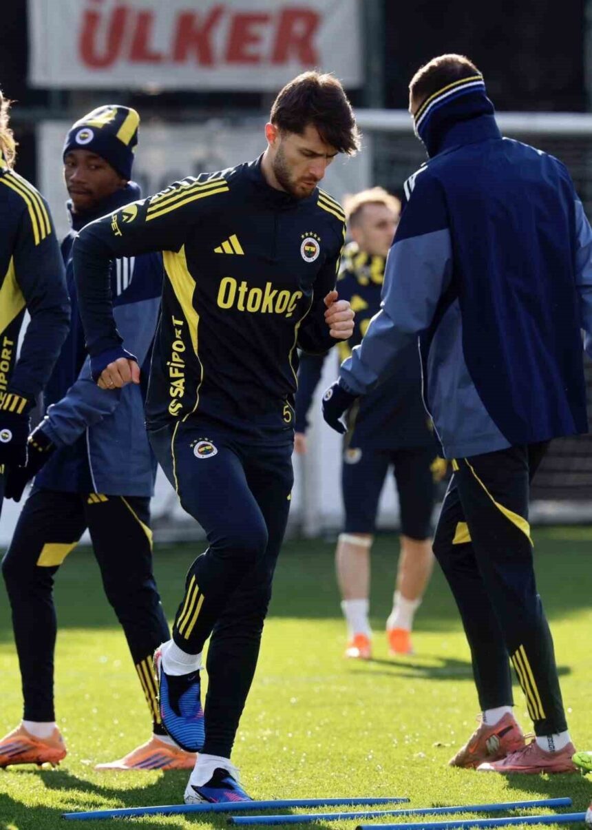 Fenerbahçe, Beyoğlu Yeni Çarşı maçı hazırlıklarını antrenmanla tamamladı Fenerbahçe, Beyoğlu Yeni Çarşı maçı hazırlıklarını antrenmanla tamamladı