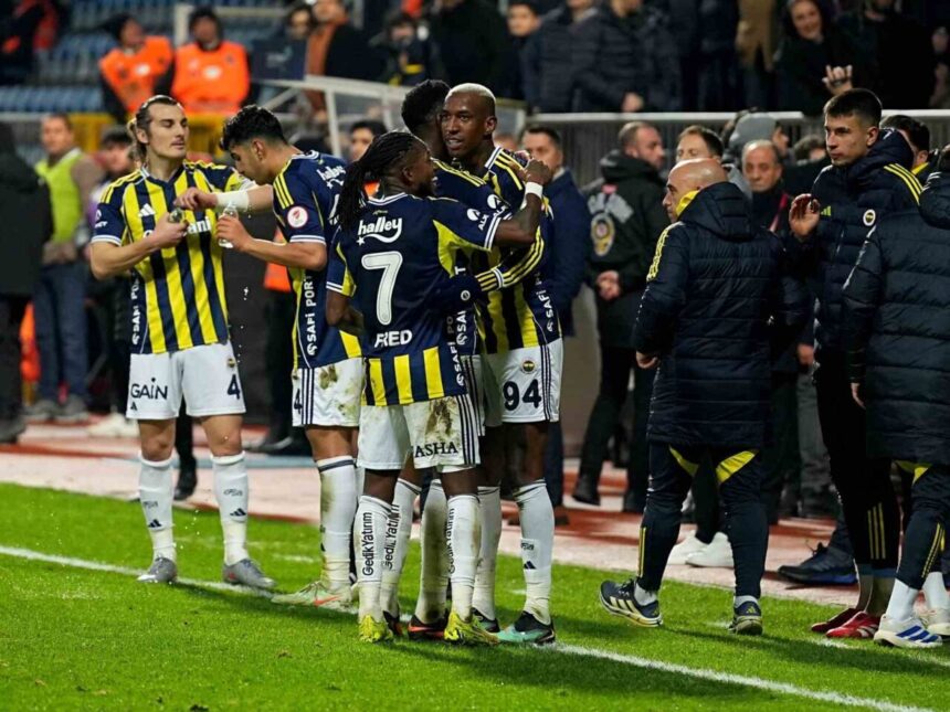 Fenerbahçe, Ziraat Türkiye Kupası’nda Beyoğlu Yeni Çarşı’yı 1-0 yenerek gruptaki ilk galibiyetini elde etti. Fenerbahçe, Ziraat Türkiye Kupası’nda Beyoğlu Yeni Çarşı’yı 1-0 yenerek gruptaki ilk galibiyetini elde etti.