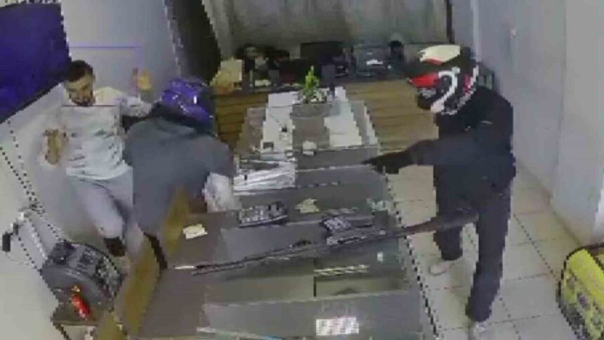 HATAY (İHA) – Hatay’da 10 yıl önce Suriye’den sığınan kuyumcu Zaher Alshabb’ın 22 milyon TL’lik altını, 3 dakika içinde 2 hırsız tarafından çalındı.