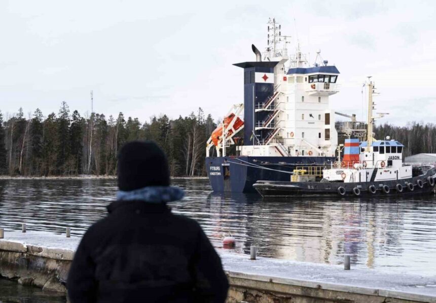 Finlandiya polisi, telekom kablolarına zarar verdiği gerekçesiyle “Fitburg” adlı kargo gemisine el koydu.