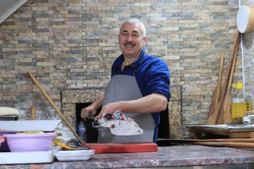 Eskişehir’deki pideci Mustafa Çubuk, modern ısıtıcıları geride bırakarak 35 yıldır közle ısınmaya devam ediyor.