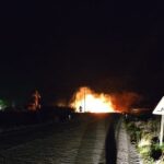 Marmaris’te fırtına sonucu kopan elektrik telleri yangına neden oldu, bazı mahalleler elektriksiz kaldı.