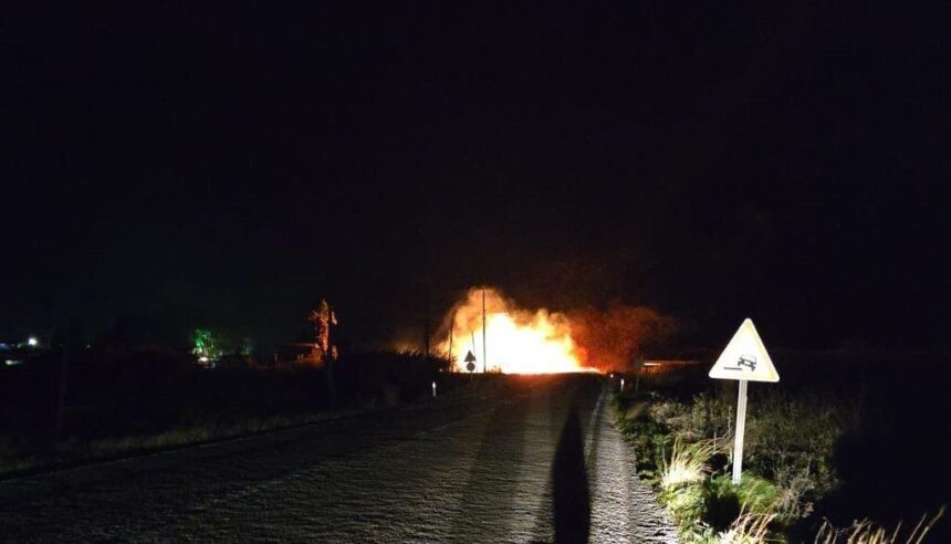 Marmaris’te fırtına sonucu kopan elektrik telleri yangına neden oldu, bazı mahalleler elektriksiz kaldı. Marmaris’te fırtına sonucu kopan elektrik telleri yangına neden oldu, bazı mahalleler elektriksiz kaldı.