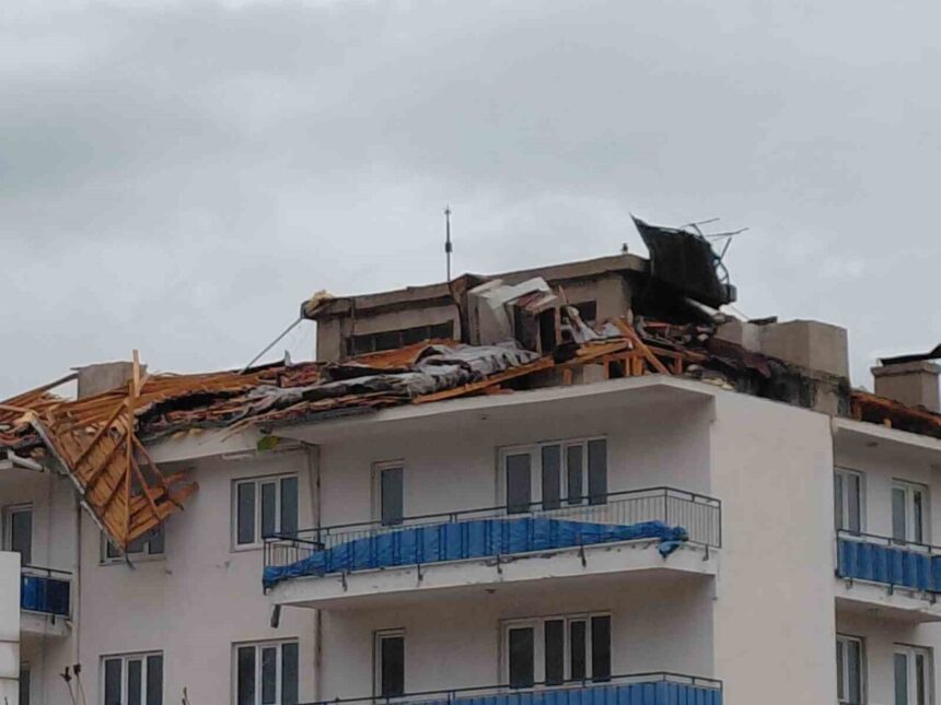 Denizli’de Gece Saatlerinde Şiddetli Rüzgâr Çatıları Uçurdu, İki Kişi Yaralandı Denizli’de Gece Saatlerinde Şiddetli Rüzgâr Çatıları Uçurdu, İki Kişi Yaralandı