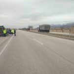 Karaman’da fırtına nedeniyle devrilen kamyonetin römorku karşı şeride fırladı, 1 yaralı var.