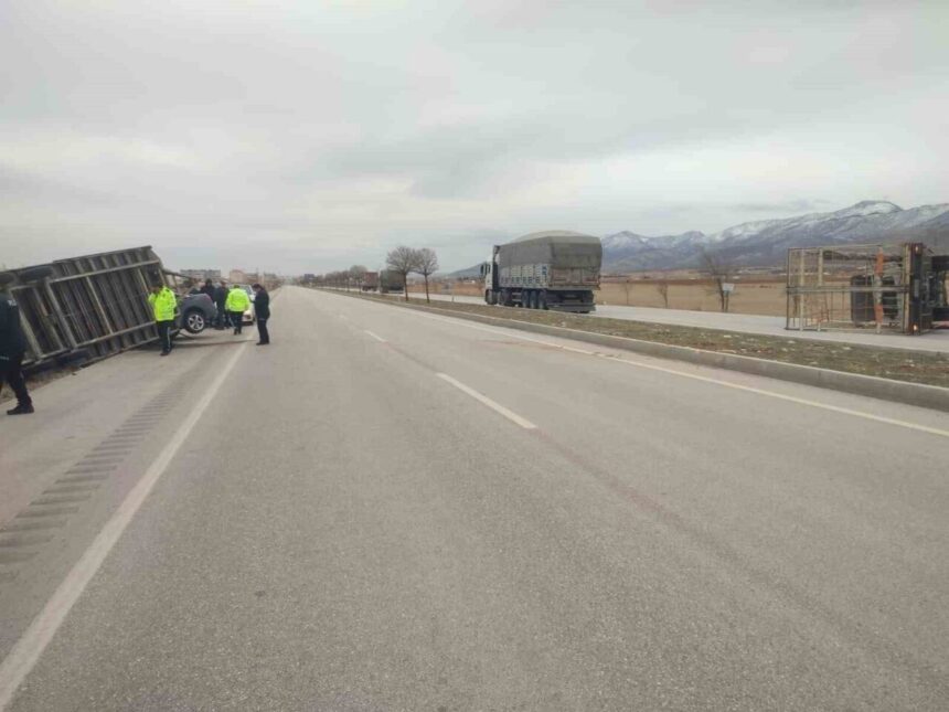 Karaman’da fırtına nedeniyle devrilen kamyonetin römorku karşı şeride fırladı, 1 yaralı var. Karaman’da fırtına nedeniyle devrilen kamyonetin römorku karşı şeride fırladı, 1 yaralı var.