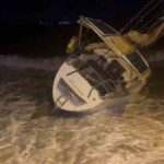 Muğla’nın Milas ilçesinde şiddetli fırtına, kıyıda bulunan milyonluk yelkenliyi karaya sürükledi.