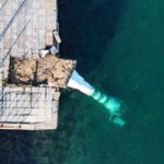 İstanbul Sarıyer’de lodos nedeniyle devrilen deniz feneri dronla kaydedildi.