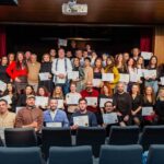 Folkart Academy, 2025-2026 dönemi mezunlarını tiyatro atölyesinde sertifikalandırdı.