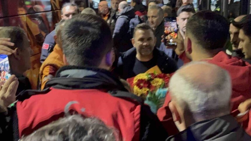 Galatasaray, Ziraat Türkiye Kupası için Fethiye’ye ulaştı, taraftarlar coşkuyla karşıladı. Galatasaray, Ziraat Türkiye Kupası için Fethiye’ye ulaştı, taraftarlar coşkuyla karşıladı.