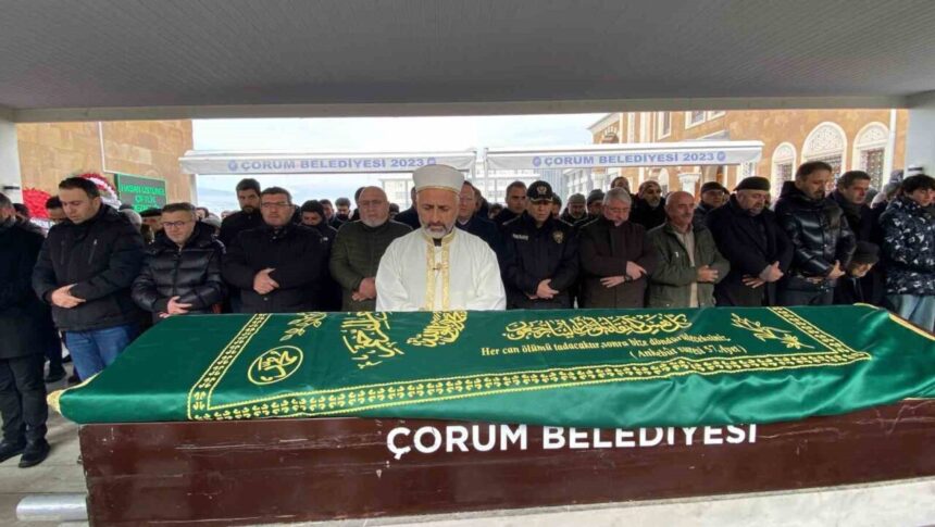 Cüneyt Özdemir’in vefat eden annesi Hamiyet Özdemir, memleketi Çorum’da son yolculuğuna uğurlandı.