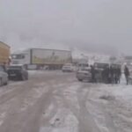 Gaziantep-Araban yolu Karadağ geçidinde yoğun kar yağışı nedeniyle birçok araç mahsur kaldı.