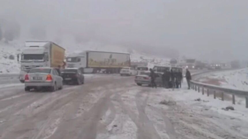 Gaziantep-Araban yolu Karadağ geçidinde yoğun kar yağışı nedeniyle birçok araç mahsur kaldı. Gaziantep-Araban yolu Karadağ geçidinde yoğun kar yağışı nedeniyle birçok araç mahsur kaldı.