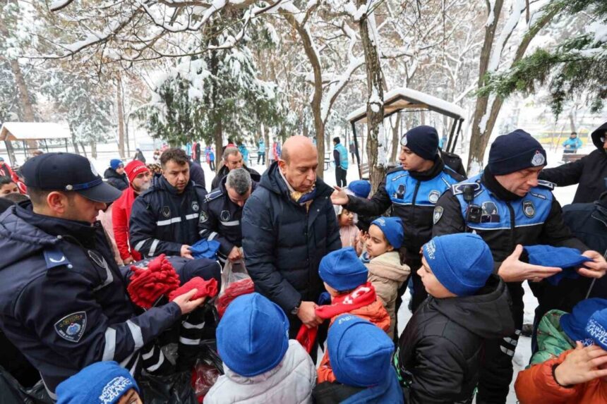Gaziantep Belediyesi, kar yağışında çocuklara atkı, bere ve eldiven hediye ederek eğlencelerine katıldı.