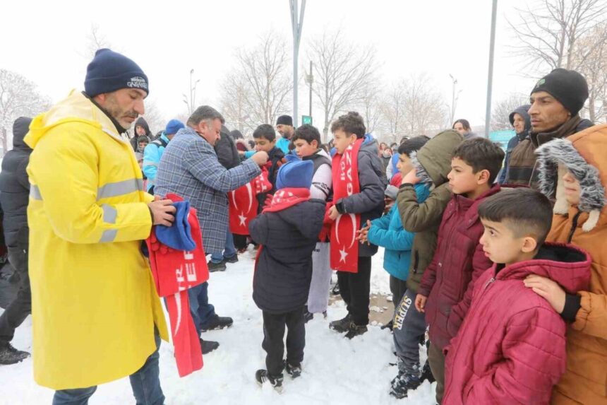 Gaziantep’te Kar Yağışı Sürecinde Çocuklara Hediye Dağıtan Büyükşehir Belediyesi Aktif Çalışmalarına Devam Ediyor Gaziantep’te Kar Yağışı Sürecinde Çocuklara Hediye Dağıtan Büyükşehir Belediyesi Aktif Çalışmalarına Devam Ediyor