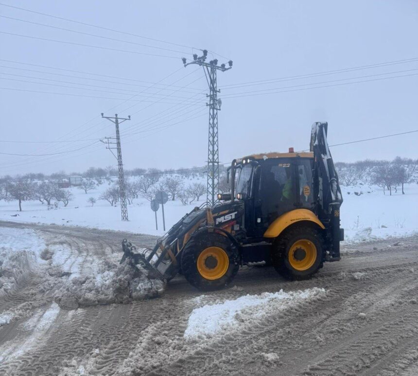 Gaziantep Büyükşehir Belediyesi, karla mücadele çalışmalarını etkili bir şekilde sürdürüyor.