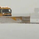 Gaziantep’te yoğun kar yağışı sonrası iptal edilen uçuşlar, temizlik çalışmalarıyla yeniden başladı.