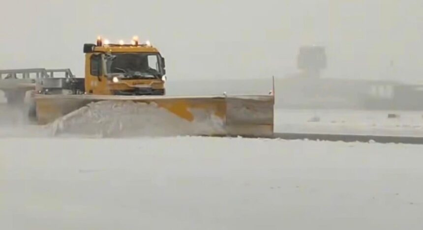 Gaziantep’te yoğun kar yağışı sonrası iptal edilen uçuşlar, temizlik çalışmalarıyla yeniden başladı. Gaziantep’te yoğun kar yağışı sonrası iptal edilen uçuşlar, temizlik çalışmalarıyla yeniden başladı.