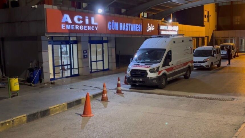 Gaziantep’te husumetli olduğu arkadaşı tarafından bıçaklanan 17 yaşındaki çocuk, hastanede yaşamını yitirdi. Gaziantep’te husumetli olduğu arkadaşı tarafından bıçaklanan 17 yaşındaki çocuk, hastanede yaşamını yitirdi.