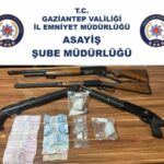 Gaziantep’te 4 ruhsatsız tüfek ve uyuşturucu madde ile 4 kişi gözaltına alındı.
