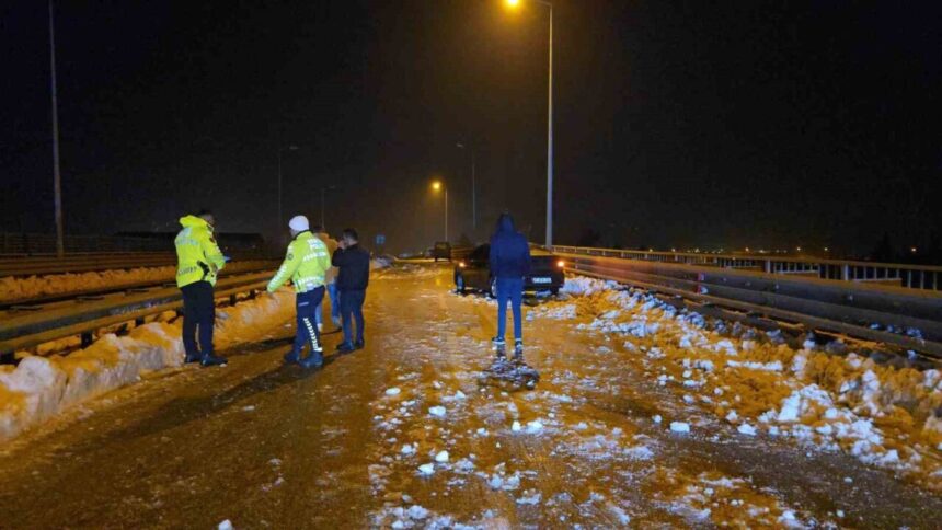 İslahiye’de buzlanma nedeniyle üç aracın karıştığı kazada 1 kişi yaralandı. İslahiye’de buzlanma nedeniyle üç aracın karıştığı kazada 1 kişi yaralandı.