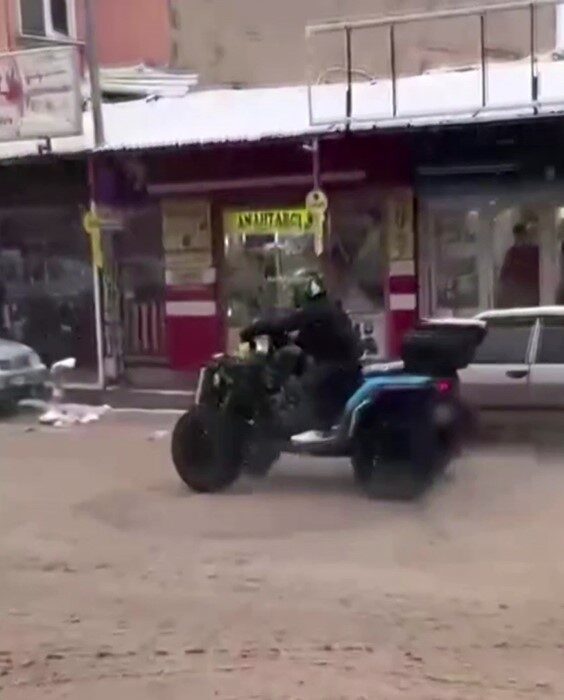 Gaziantep’te drift atan iki sürücüye ceza uygulandı, ehliyetlerine 2 ay el konuldu. Gaziantep’te drift atan iki sürücüye ceza uygulandı, ehliyetlerine 2 ay el konuldu.