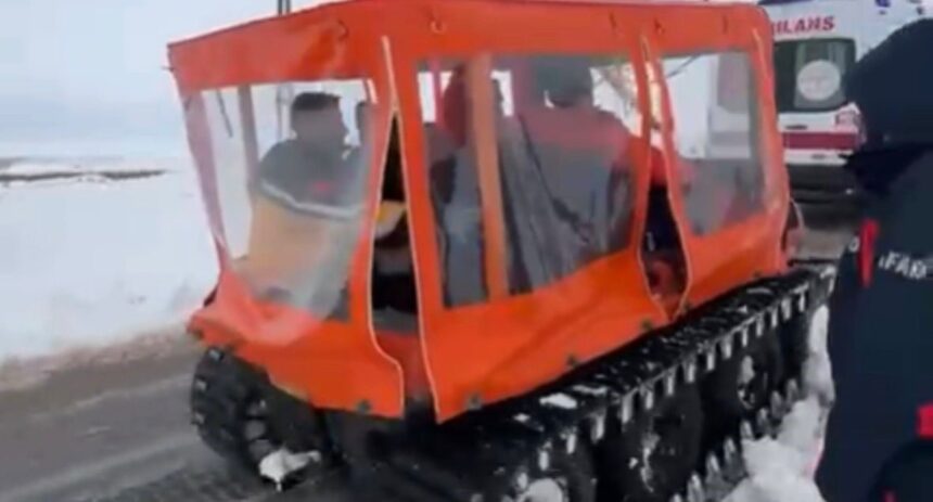 Gaziantep’te kar nedeniyle köyde mahsur kalan hamile kadın, AFAD aracılığıyla sağlık ekiplerine ulaştırıldı. Gaziantep’te kar nedeniyle köyde mahsur kalan hamile kadın, AFAD aracılığıyla sağlık ekiplerine ulaştırıldı.