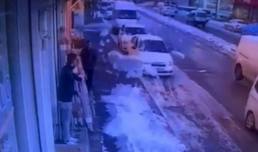 Gaziantep’te Çatıda Biriken Kar Kütlesi Düşerken, Çalışanın Uyarısıyla Bir Vatandaş Kurtarıldı