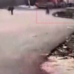 Gaziantep’te kavşakta hafif ticari araç motosiklete çarptı, motosiklet yaya ile çarpıştı. İki kişi yaralandı.