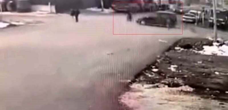 Gaziantep’te kavşakta hafif ticari araç motosiklete çarptı, motosiklet yaya ile çarpıştı. İki kişi yaralandı. Gaziantep’te kavşakta hafif ticari araç motosiklete çarptı, motosiklet yaya ile çarpıştı. İki kişi yaralandı.